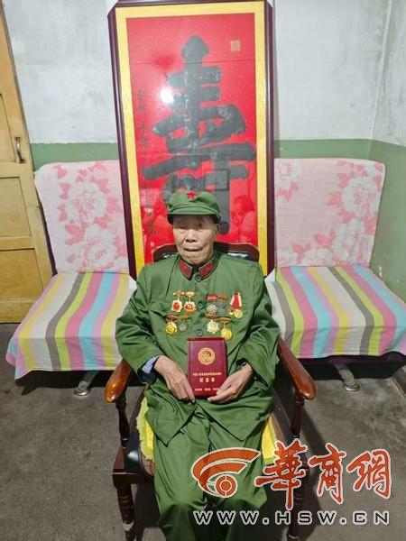 线上配资平台官网 99岁抗战老兵郑宗仕获颁抗战胜利80周年纪念章