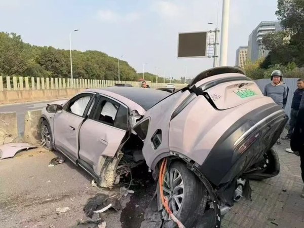 线上配资平台官网 事发上海！一辆蔚来EC6撞上隔离带，车体断裂！车企最新回应，警方介入