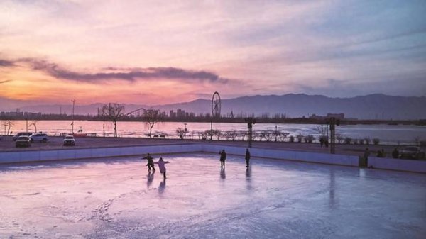 配资世界门户首页 全龄段覆盖+全时段玩法览山落日冰场打造冬日浪漫新地标