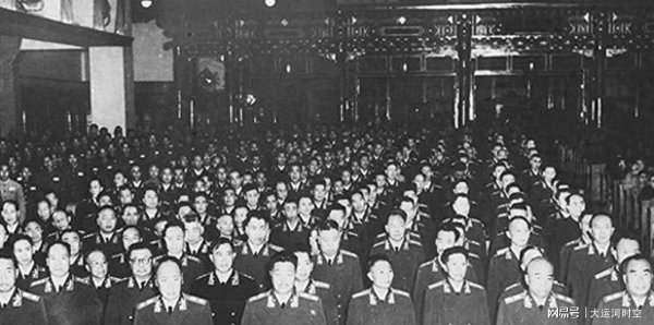 证券杠杆 他从兵团司令员降为军长，55年授衔毛主席直言道：他不可不授上将